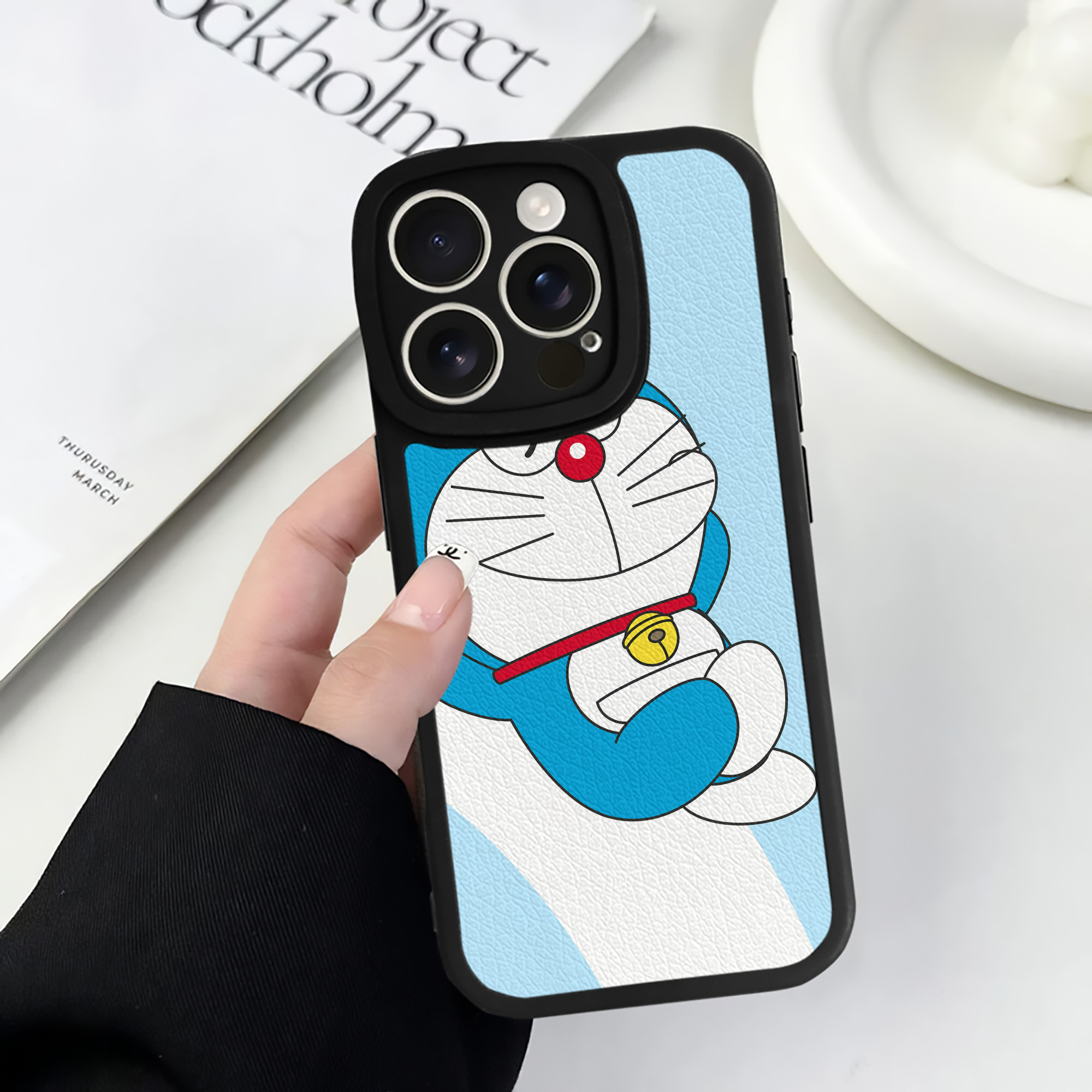 （画像用） ドラえもん Doraemon 【iPhone 16シリーズ対応】シリコンスマホケース（レザー調） 材質：シリコン